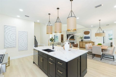 House in Saint Petersburg, Florida 4 bedrooms, 314.94 sq.m. № 1910517 - photo 7
