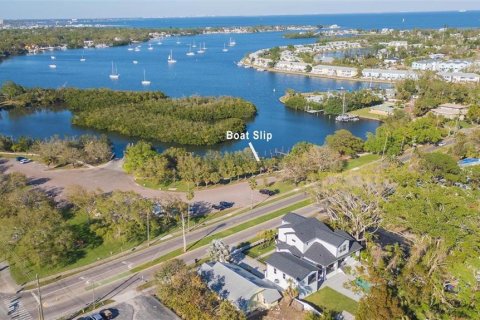 House in Saint Petersburg, Florida 4 bedrooms, 314.94 sq.m. № 1910517 - photo 11