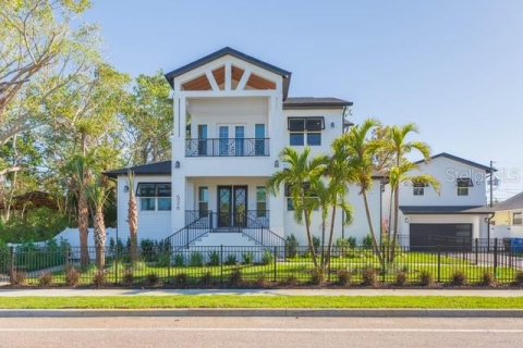 House in Saint Petersburg, Florida 4 bedrooms, 314.94 sq.m. № 1910517 - photo 1