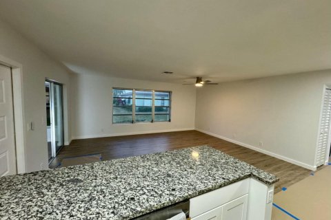 Condo in St. Lucie, Florida, 2 bedrooms № 2246266 - photo 3