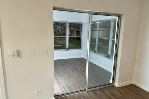 Condo in St. Lucie, Florida, 2 bedrooms № 2246266 - photo 17