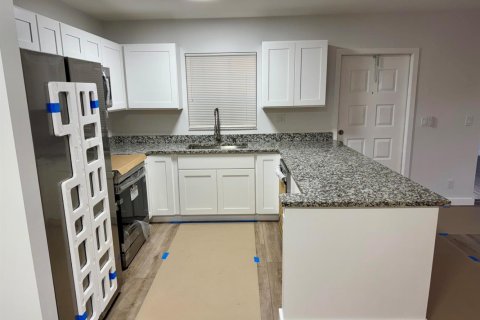 Condo in St. Lucie, Florida, 2 bedrooms № 2246266 - photo 2