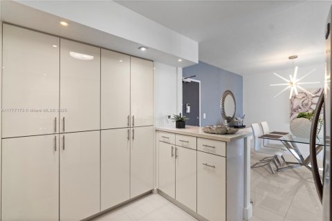 Condo in Hallandale Beach, Florida, 2 bedrooms  № 1979184 - photo 18