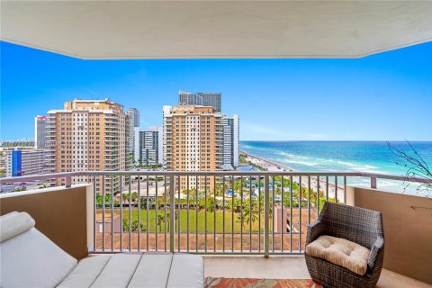 Condo in Hallandale Beach, Florida, 2 bedrooms  № 1979184 - photo 6