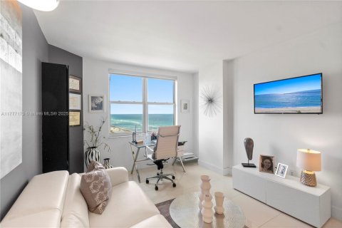 Condo in Hallandale Beach, Florida, 2 bedrooms  № 1979184 - photo 12