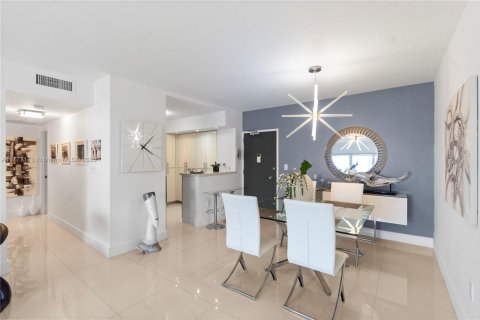 Condo in Hallandale Beach, Florida, 2 bedrooms  № 1979184 - photo 14