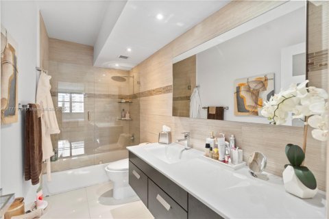 Condo in Hallandale Beach, Florida, 2 bedrooms  № 1979184 - photo 23