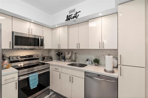 Condo in Hallandale Beach, Florida, 2 bedrooms  № 1979184 - photo 17