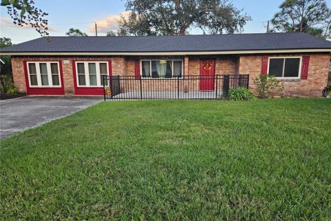 House in Auburndale, Florida 3 bedrooms, 189.8 sq.m. № 2108658