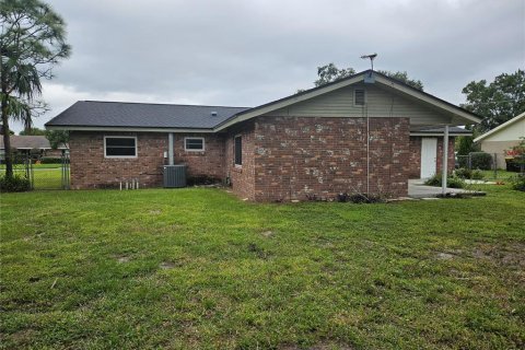 House in Auburndale, Florida 3 bedrooms, 189.8 sq.m. № 2108658 - photo 13