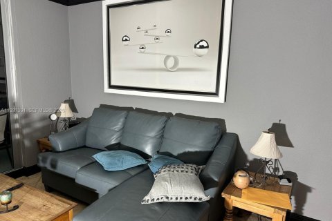 Condo in Hollywood, Florida, 2 bedrooms  № 2057281 - photo 3