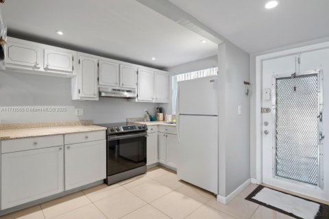Купить кондоминиум в Санрайз, Флорида 2 спальни, 78.97м2, № 2088555 - фото 12