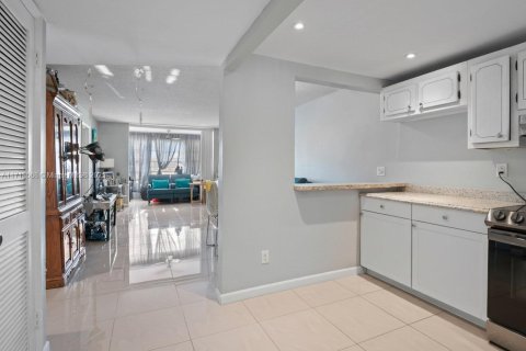 Купить кондоминиум в Санрайз, Флорида 2 спальни, 78.97м2, № 2088555 - фото 14