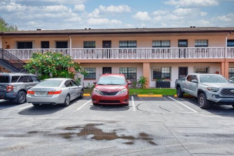 Condo in Largo, Florida, 2 bedrooms № 2117998 - photo 3