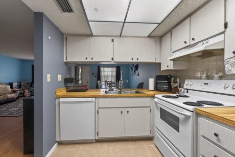 Condo in Largo, Florida, 2 bedrooms № 2117998 - photo 19