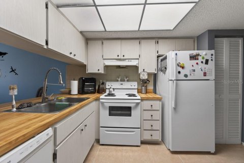 Condo in Largo, Florida, 2 bedrooms № 2117998 - photo 16