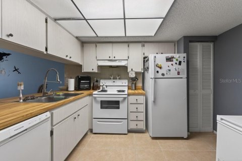Condo in Largo, Florida, 2 bedrooms № 2117998 - photo 15