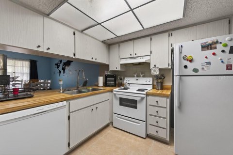 Condo in Largo, Florida, 2 bedrooms № 2117998 - photo 17