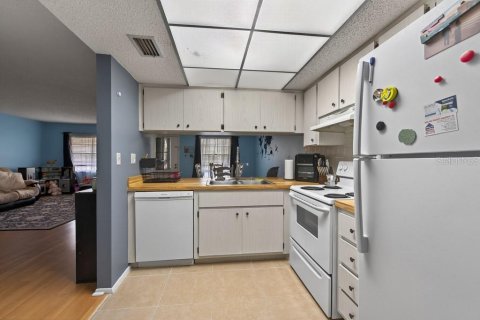 Condo in Largo, Florida, 2 bedrooms № 2117998 - photo 18