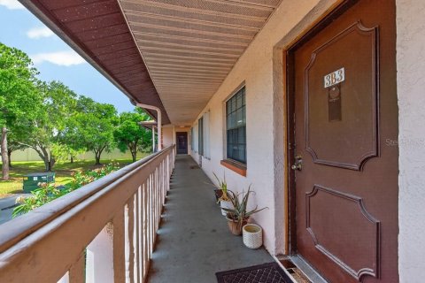 Condo in Largo, Florida, 2 bedrooms № 2117998 - photo 30