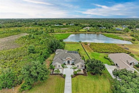 House in Bradenton, Florida 4 bedrooms, 322.09 sq.m. № 1683040 - photo 1