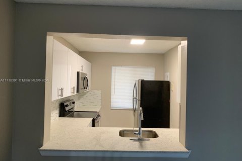 Condo in Miramar, Florida, 2 bedrooms № 1984926 - photo 7