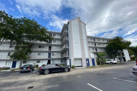 Condo in Miramar, Florida, 2 bedrooms № 1984926 - photo 1