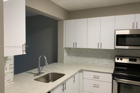 Condo in Miramar, Florida, 2 bedrooms № 1984926 - photo 3