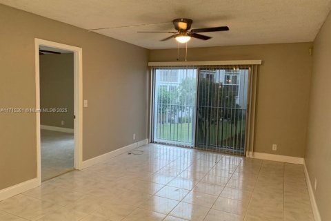 Condo in Miramar, Florida, 2 bedrooms № 1984926 - photo 8