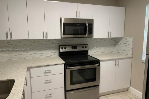 Condo in Miramar, Florida, 2 bedrooms № 1984926 - photo 4