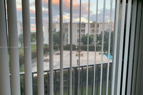 Condo in Miramar, Florida, 2 bedrooms № 1984926 - photo 9