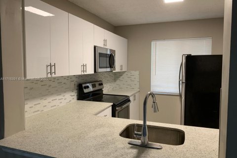 Condo in Miramar, Florida, 2 bedrooms № 1984926 - photo 5