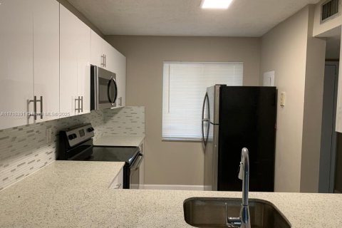 Condo in Miramar, Florida, 2 bedrooms № 1984926 - photo 6