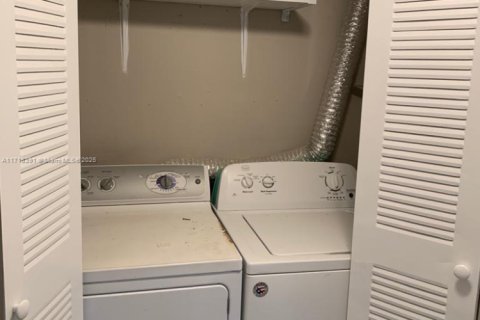 Condo in Miramar, Florida, 2 bedrooms № 1984926 - photo 12