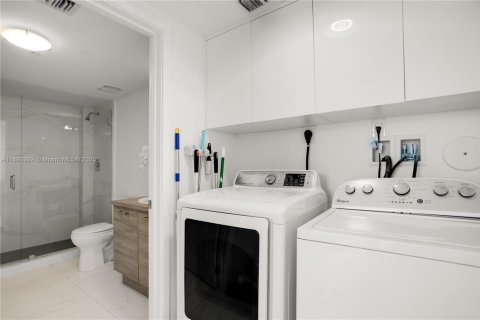 Condo in Sunny Isles Beach, Florida, 2 bedrooms  № 1954058 - photo 13