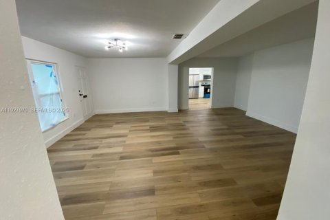 Снять в аренду виллу или дом в Уинтер-Хейвен, Флорида 3 спальни, 128.21м2, № 1988172 - фото 6