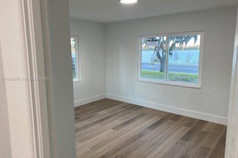 Снять в аренду виллу или дом в Уинтер-Хейвен, Флорида 3 спальни, 128.21м2, № 1988172 - фото 8