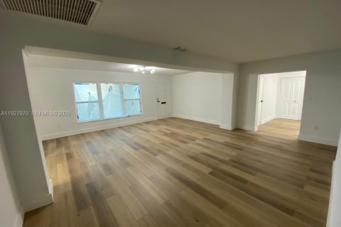 Снять в аренду виллу или дом в Уинтер-Хейвен, Флорида 3 спальни, 128.21м2, № 1988172 - фото 5