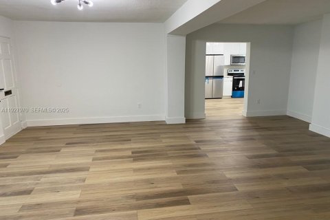 Снять в аренду виллу или дом в Уинтер-Хейвен, Флорида 3 спальни, 128.21м2, № 1988172 - фото 7