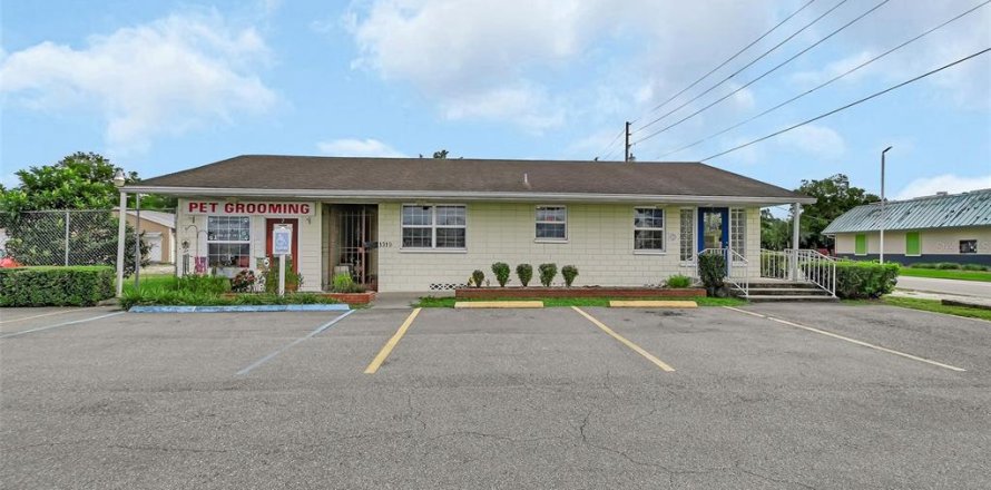 Commercial property in DeLand, Florida 315.31 sq.m. № 1525672