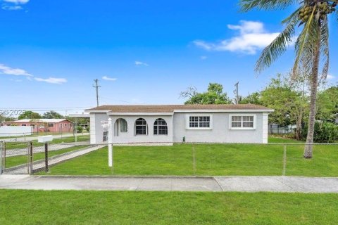 Villa ou maison à vendre à Miami Gardens, Floride: 3 chambres, 112.04 m2 № 2176081 - photo 3