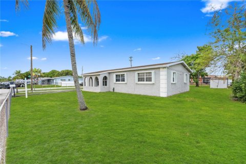 Villa ou maison à vendre à Miami Gardens, Floride: 3 chambres, 112.04 m2 № 2176081 - photo 2