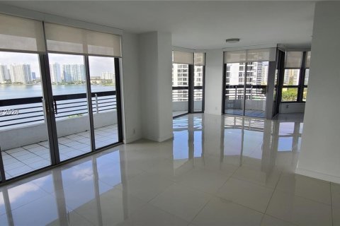 Copropriété à vendre à Aventura, Floride: 2 chambres, 126.44 m2 № 1877793 - photo 11