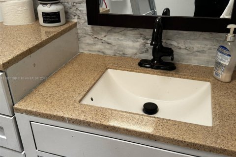 Casa en venta en Port St. Lucie, Florida, 3 dormitorios, 142.51 m2 № 1942185 - foto 18