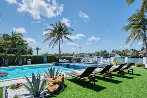 House in Hollywood, Florida 6 bedrooms, 561.5 sq.m. № 1216883 - photo 13