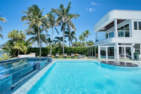 House in Hollywood, Florida 6 bedrooms, 561.5 sq.m. № 1216883 - photo 15