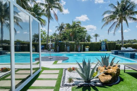 House in Hollywood, Florida 6 bedrooms, 561.5 sq.m. № 1216883 - photo 14