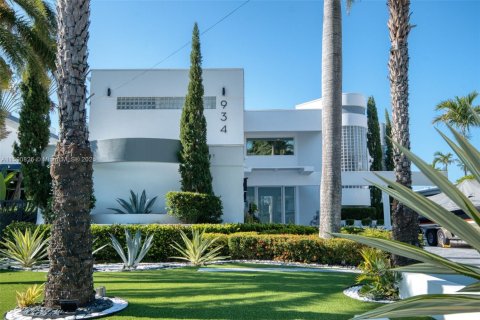House in Hollywood, Florida 6 bedrooms, 561.5 sq.m. № 1216883 - photo 26