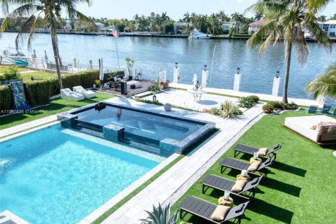 House in Hollywood, Florida 6 bedrooms, 561.5 sq.m. № 1216883 - photo 21
