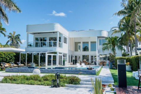 House in Hollywood, Florida 6 bedrooms, 561.5 sq.m. № 1216883 - photo 1